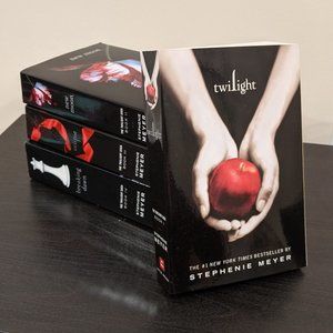The Complete Twilight Saga Paperback Book Set (Books 1-4)